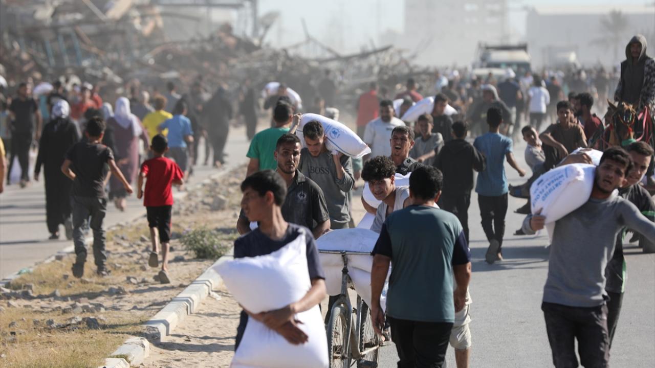 Katil İsrail yardım merkezine gazla saldırdı: 21 ölü