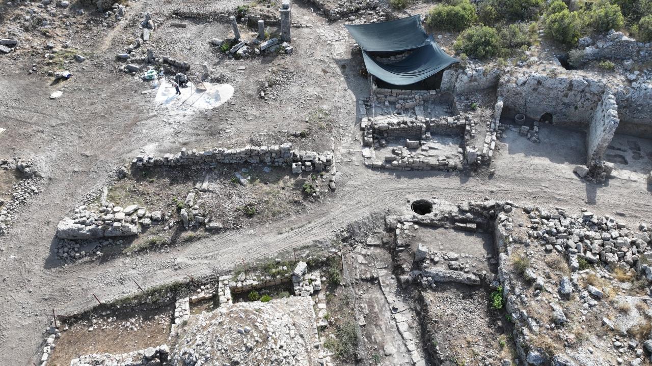 Sillyon Antik Kenti'nde birçok dönemin izlerini taşıyan ana cadde ortaya çıkarıldı