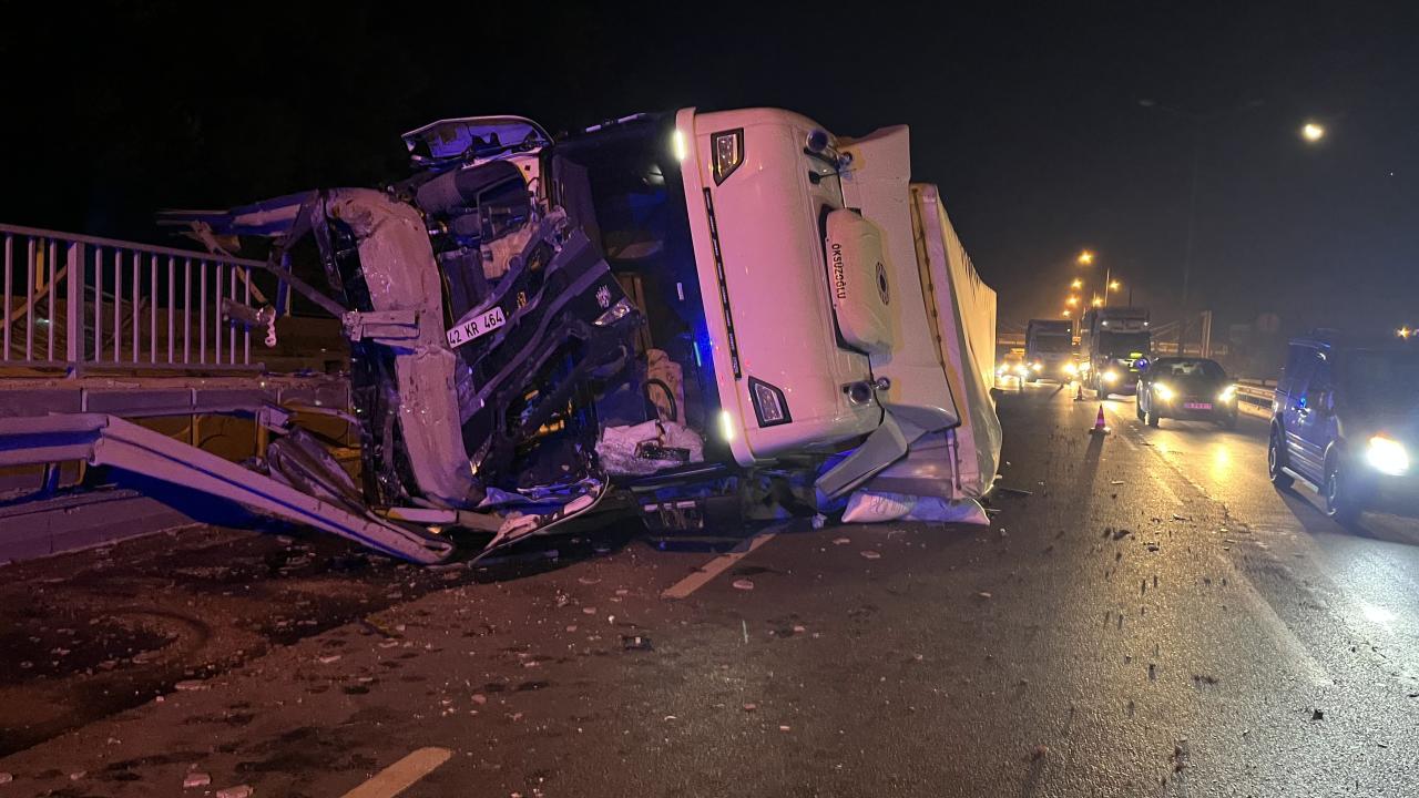 Editör: Nizamettin BİLİCİ | EskişehirAnkara yolunda devrilen tır ulaşımı aksattı