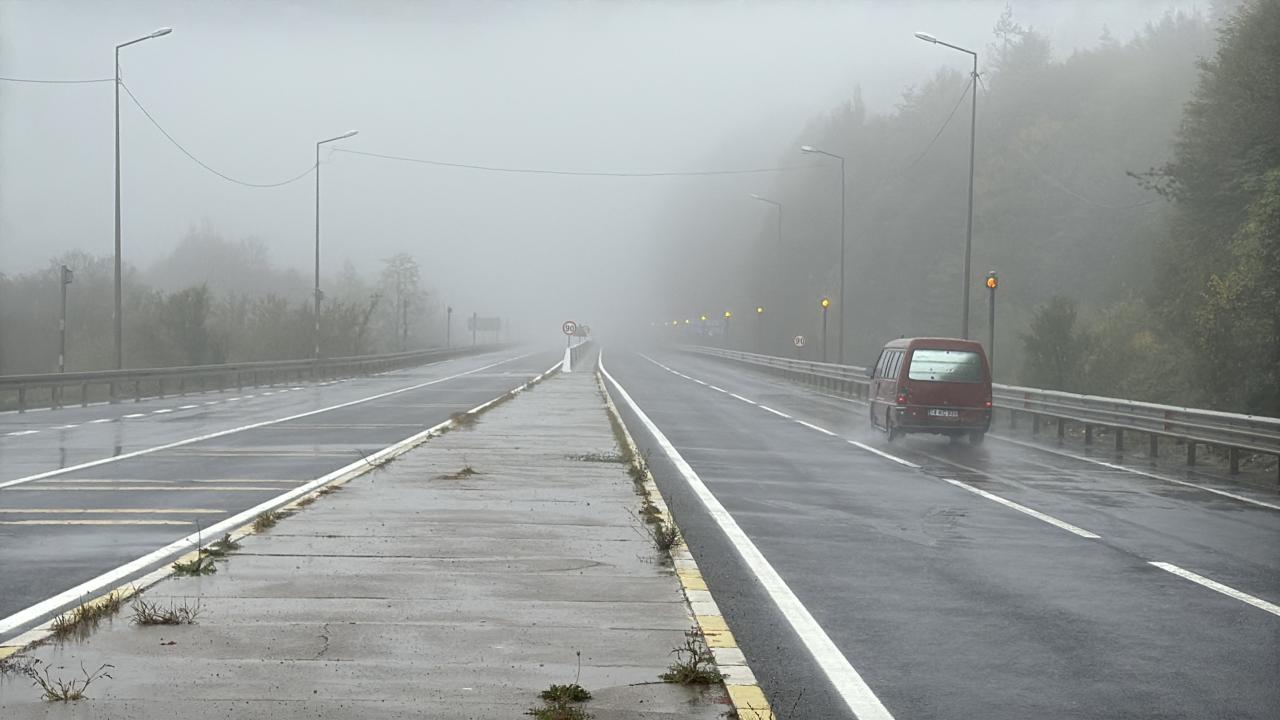 Editör: Selin SEVEN | Bolu Dağı'nda sağanak ve sis görüş mesafesini düşürdü