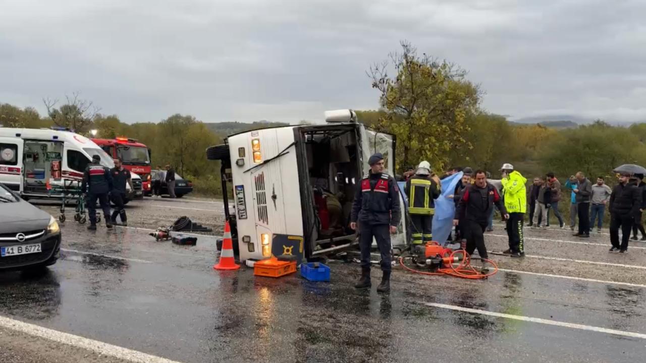 Editör: Raşit YILDIRIM | Bartın'da işçi servisi devrildi: 1 ölü, 19 yaralı