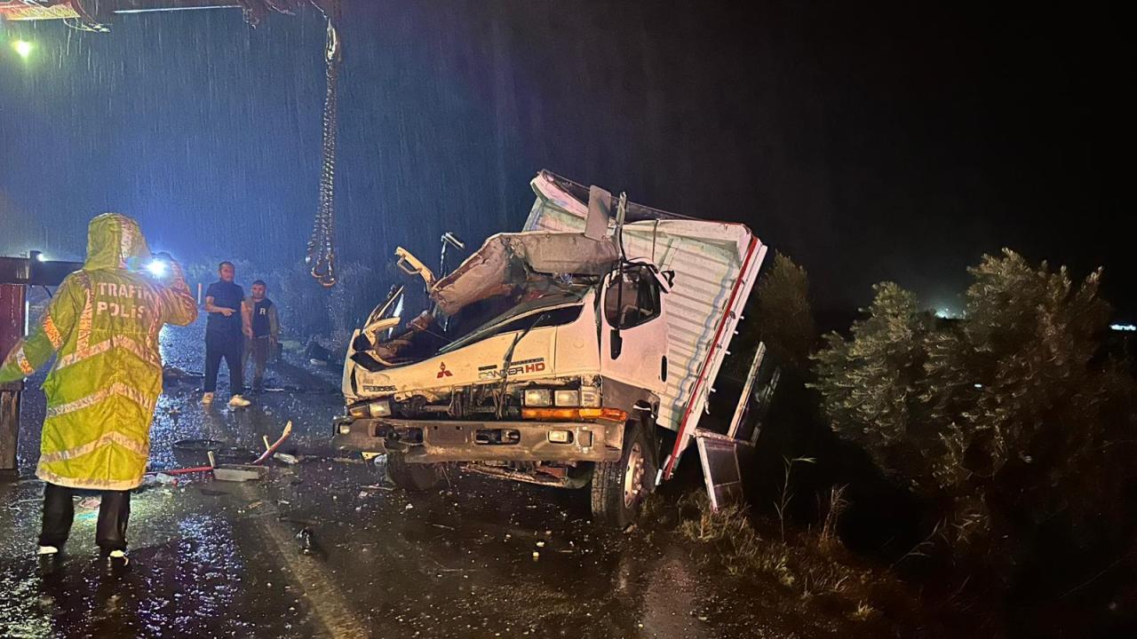 Editör: Raşit YILDIRIM | Manisa'da kamyonet ile otomobil çarpıştı: 2 ölü, 3 yaralı