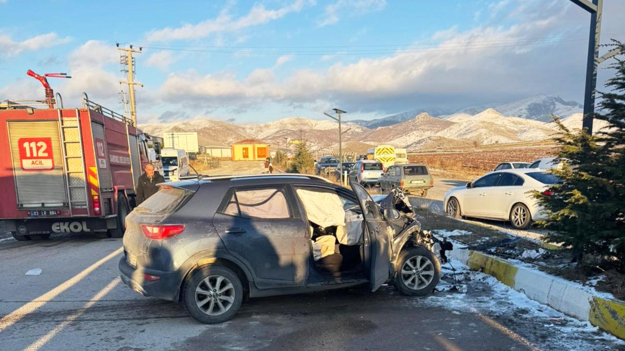 Afyonkarahisar'da öğrenci servisi ile otomobil çarpıştı: 18 yaralı