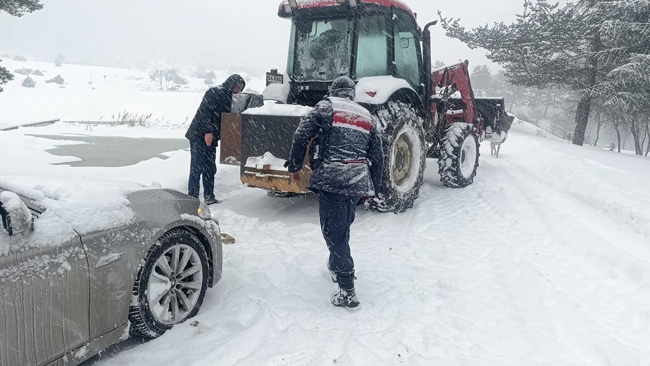 Sakarya'da yoğun kar: Mahsur kalan 15 araç kurtarıldı